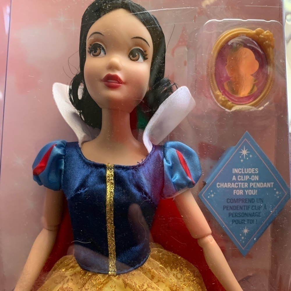 Disney Princess Snow White Doll with Character Pendant - Picture 3 of 3